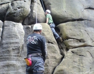  Escalando la roca natural